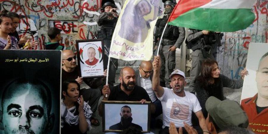 يوم الأسير الفلسطيني.. تحذيرات من إبادة جماعية في سجون الاحتلال