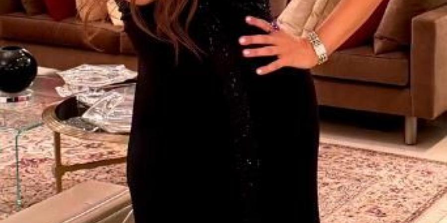 ياسمين عبدالعزيز تطل بالأسود الراقي في حفل زفاف بنت محمد السعدي (صور)