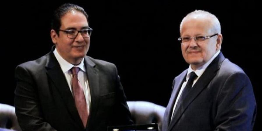 مكانة مرموقة.. رئيس جامعة القاهرة يهنئ الخشت بجائزة الشيخ زايد للكتاب