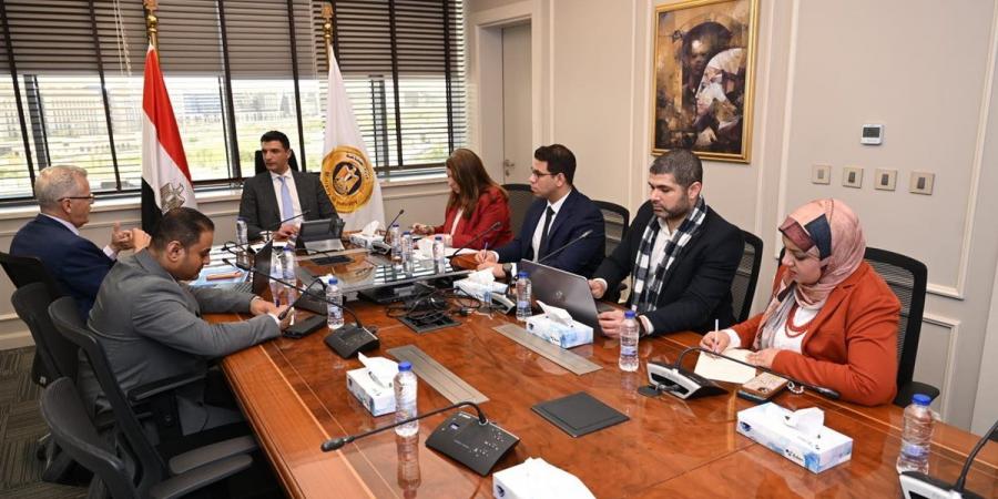 وزير الصناعة يبحث مع شركة "جي بي أوتو" مشروعاتها الحالية وخططها التوسعية المستقبلية