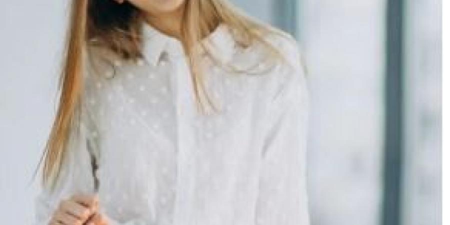 حيل تنسيق القميص الأبيض لإطلالة ربيعيه مميزة