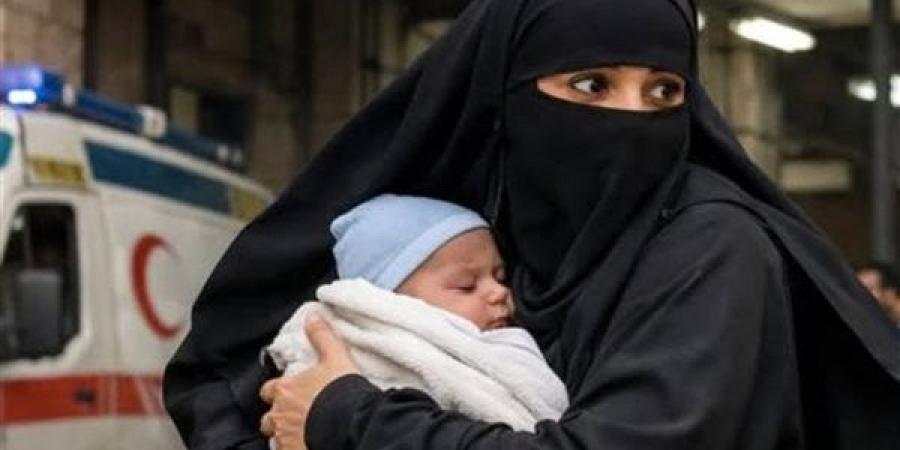 عادت من الموت قهرًا.. شاهدة عيان تروي اللحظات الإنسانية لعودة رضيعة الحسين لحضن والدتها