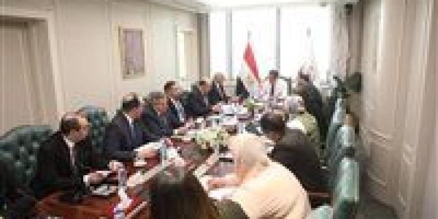 وزير الصحة يتابع مستجدات المشروعات الإنشائية والتحول الرقمي بالمنشآت الصحية