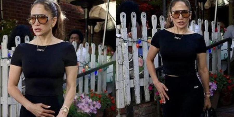 جينيفر لوبيز تخطف الأنظار بإطلالة جريئة بعد ظهورها في كوتشيلا 2026