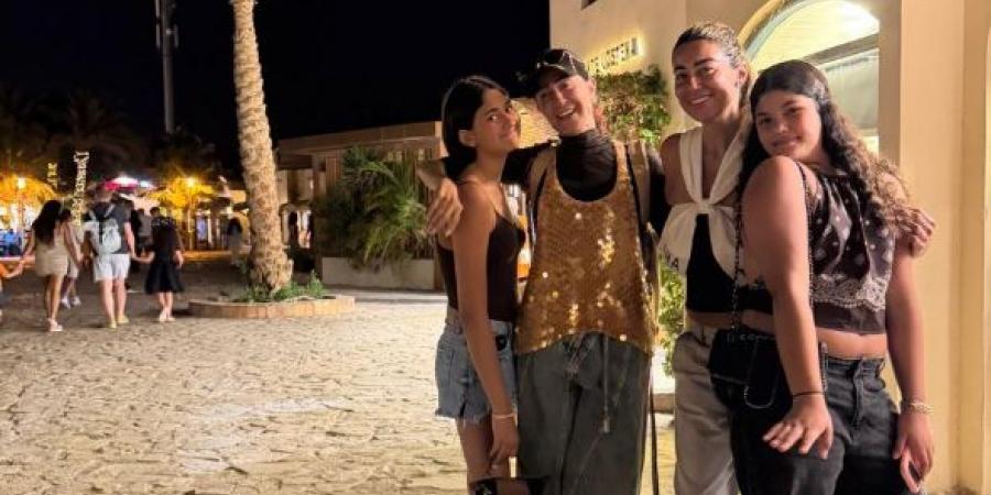 على أنغام "صغيرة على الحب".. غادة عبد الرازق تلعب مع قط الشارع