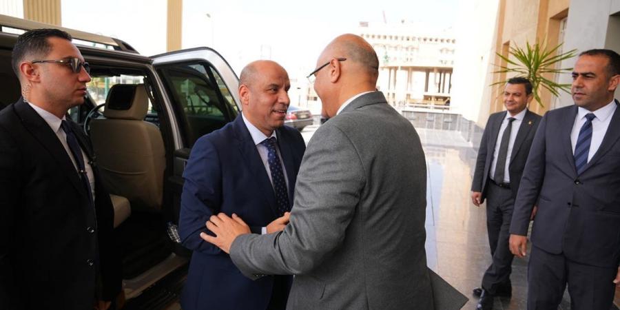 وزير العمل يسلم عقود توظيف للشباب في الإسكندرية