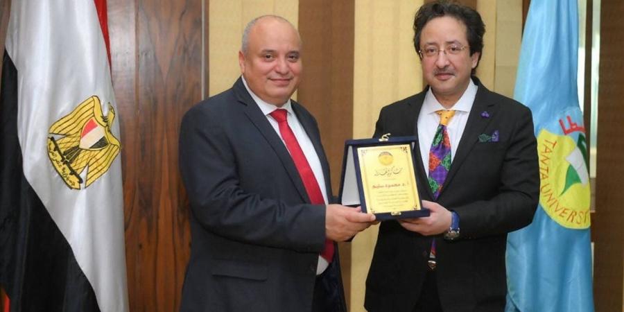 نائب رئيس جامعة طنطا لشئون خدمة المجتمع يكرم أمين عام الجامعة