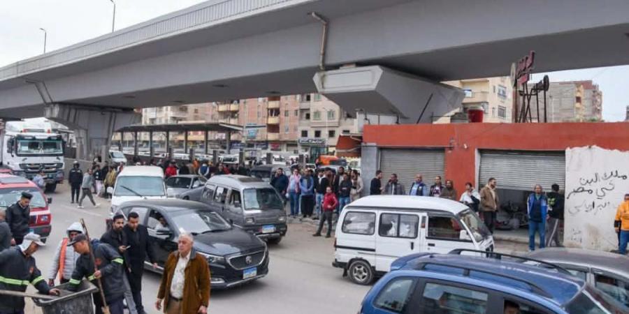 الإسكندرية تحت حصار المواقف العشوائية.. و"تقطيع المسافات" ينهب جيوب المواطنين