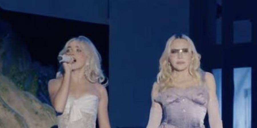 ظهور مادونا على المسرح مع سابرينا كاربنتر تثير الجدل في كوتشيلا