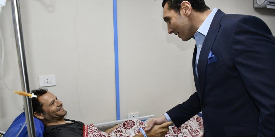 وزير الرياضة يزور أحد العمال بنادي النادي بعد تعرضه لإصابة أثناء العمل