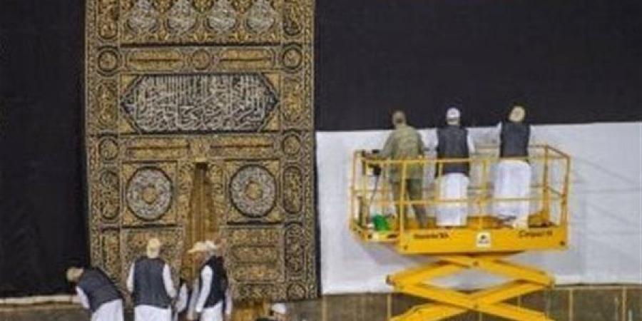عاجل.. رفع كسوة الكعبة 3 أمتار استعدادا لموسم الحج