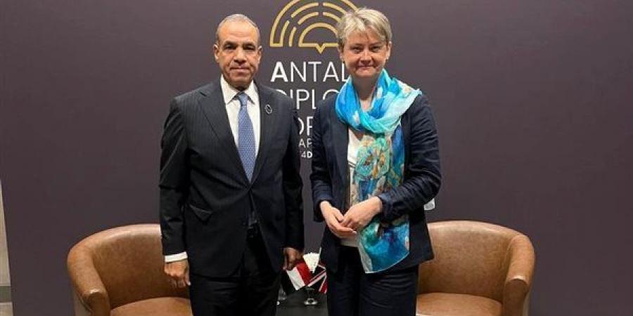 وزير الخارجية ونظيرته البريطانية يبحثان سبل دعم العلاقات الثنائية ومستجدات الوضع الاقليمى