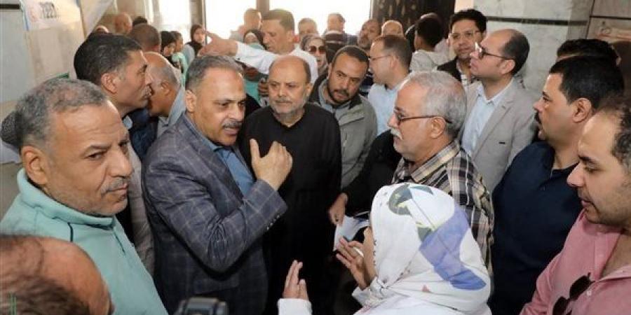 محافظ الشرقية يفاجئ عيادات المبرة بالزقازيق ويوجه بسرعة إنهاء إجراءات علاج المرضى