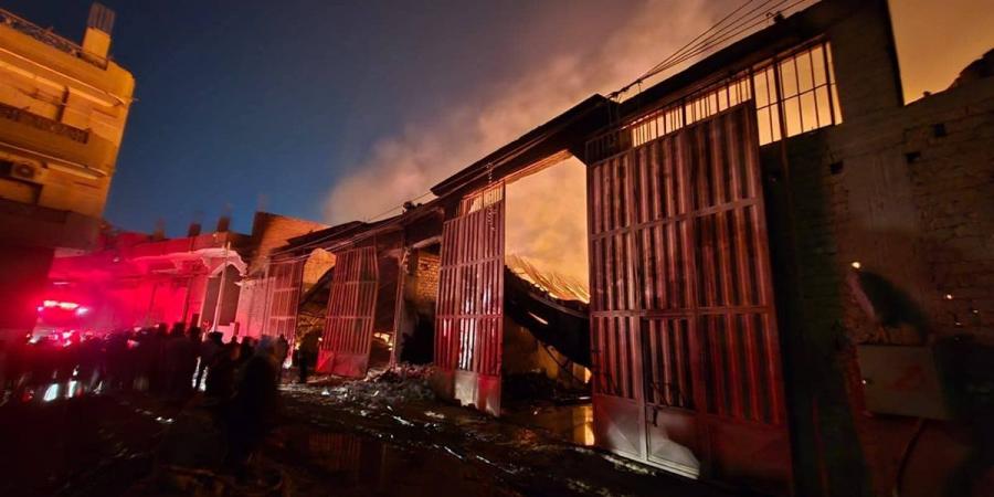 صور| السيطرة على حريق بثلاثة مصانع بمركز القناطر الخيرية