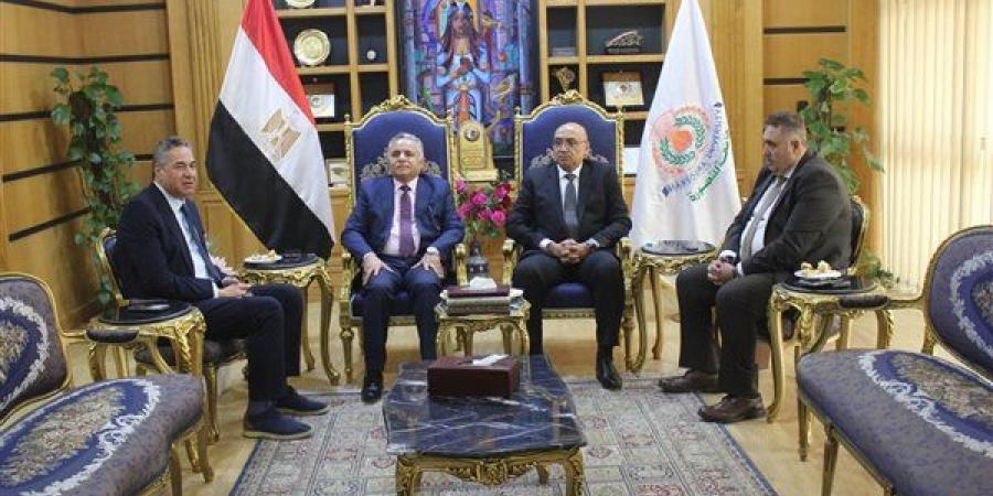 رئيس جامعة السويس في زيارة لجامعة المنصورة