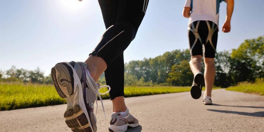 المشي نصف ساعة يوميًا.. عادة بسيطة تقلل خطر الأمراض المزمنة