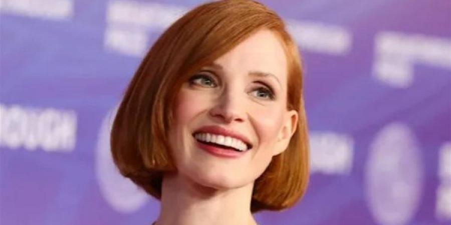 جيسيكا تشاستين تستعرض قصة شعرها الجديدة في حفل خيري