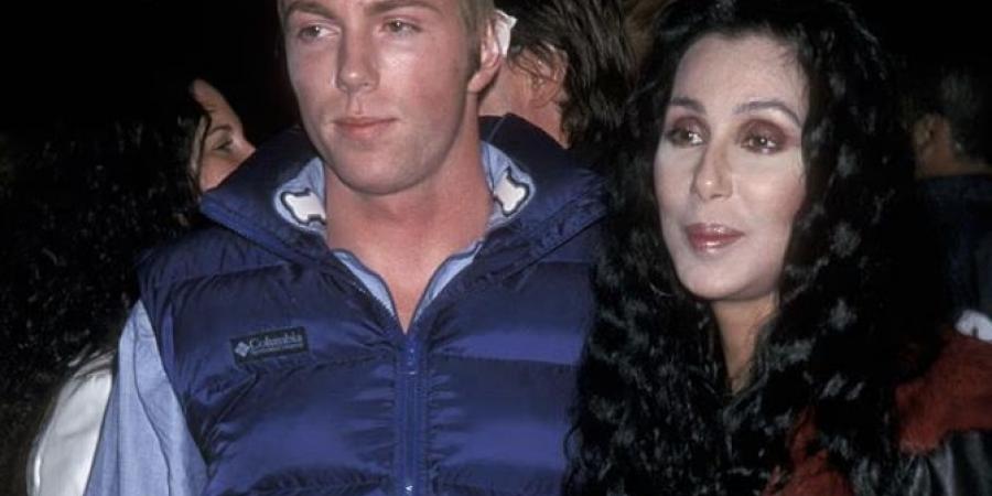 رد فعل المطربة شير بعد اكتشاف وجود حفيدة لها تبلغ 15 عامًا