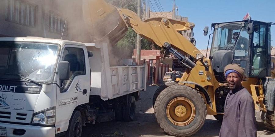 رفع نحو 9 أطنان من المخلفات بشوارع مدينة نجع حمادي