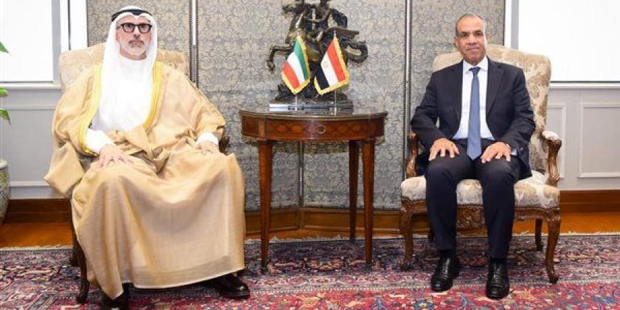 وزيرا خارجية مصر والكويت يعقدان مشاورات سياسية في القاهرة ويؤكدان عمق العلاقات الأخوية بين البلدين