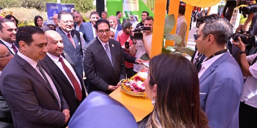 رئيس جامعة القاهرة يتفقد معرض الشركات في ملتقى التوظيف