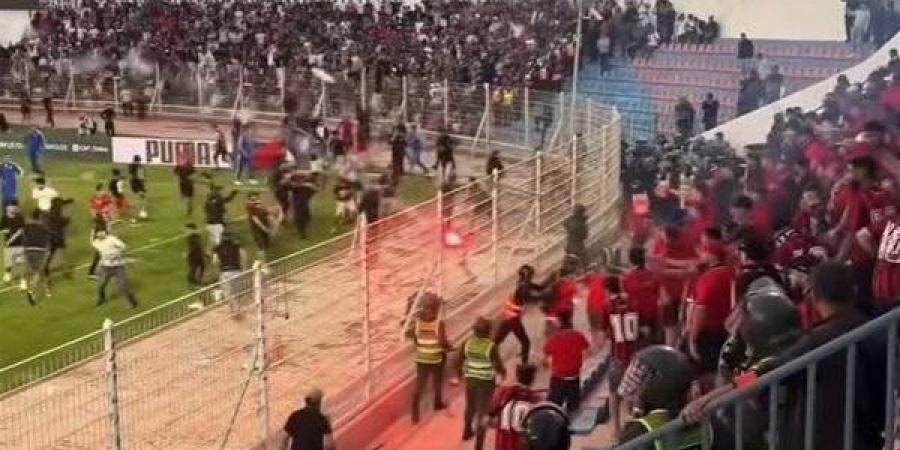 اقتحام أرضية الملعب يؤجل انطلاق مواجهة أولمبيك آسفي واتحاد العاصمة في نصف نهائي الكونفدرالية