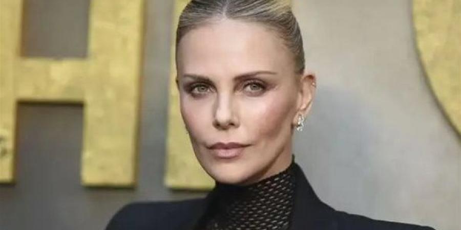شارليز ثيرون تكشف تفاصيل الليلة التي قتلت فيها والدتها والدها دفاعا عن النفس