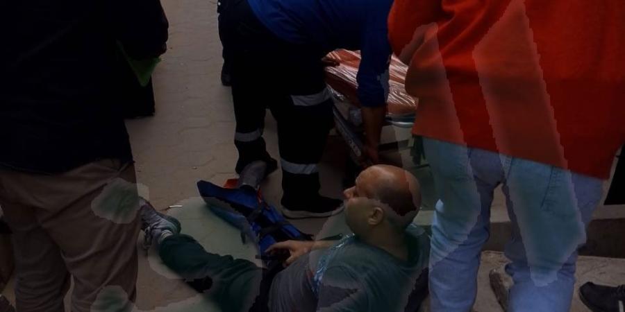 دماء على رصيف التأمين الصحي.. سيارة ملاكي تدهس منتظري "دور الكشف" أمام عيادة أحمد عرابي| صور