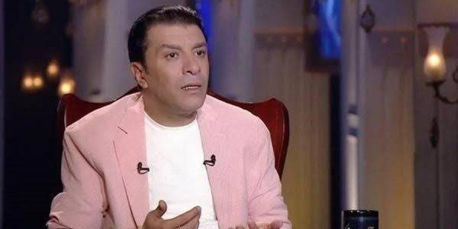 مصطفى كامل يعلق على ظهور زياد ظاظا بملابس مثيرة على المسرح