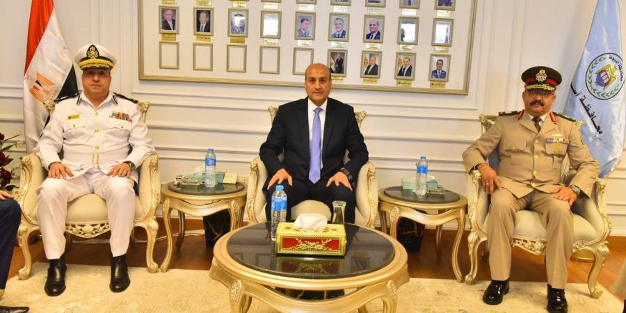 محافظ أسيوط يضع إكليلًا من الزهور على النصب التذكاري لشهداء بني عدي