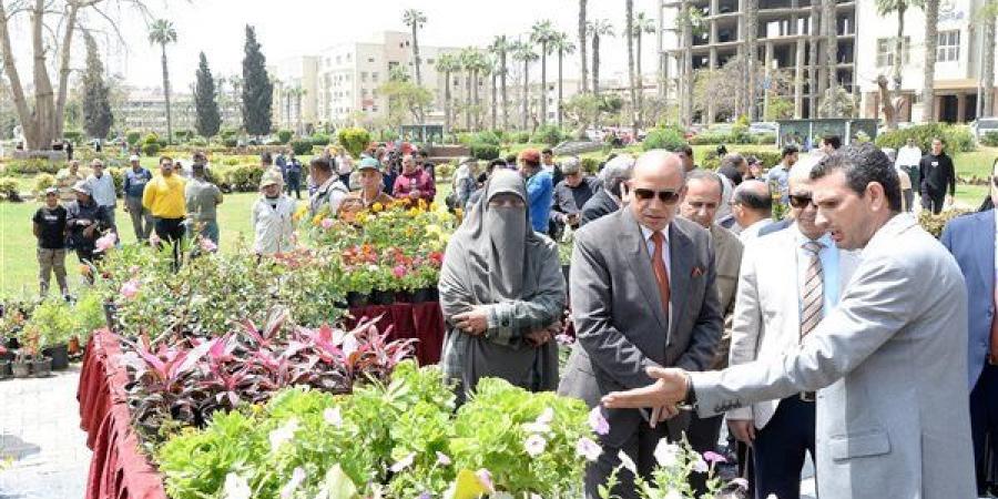 رئيس جامعة المنصورة يفتتح معرض زهور الربيع