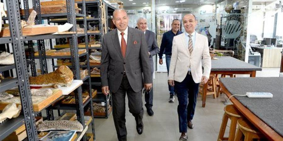 رئيس جامعة المنصورة يتفقد مركز الحفريات الفقارية