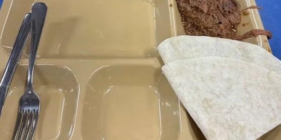 البحرية الأمريكية ترد على جدل نقص الطعام بين جنود الحرب على إيران