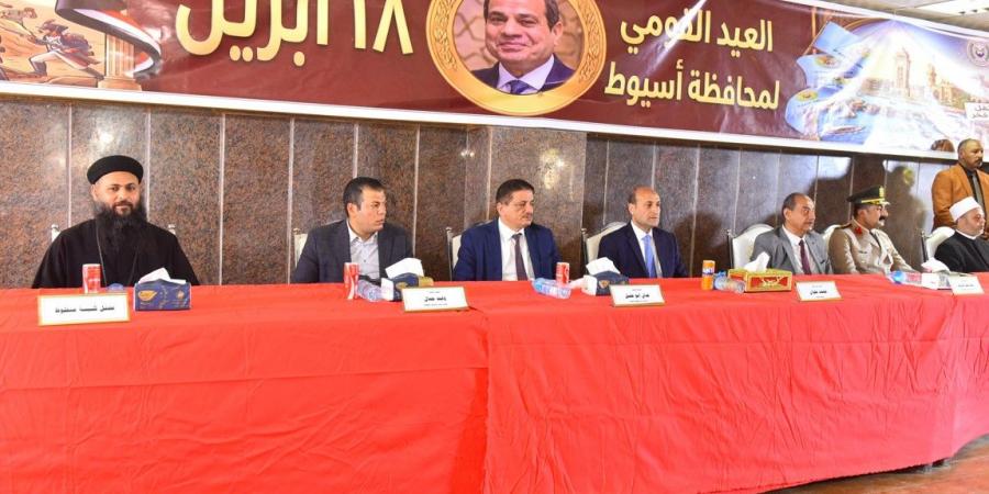 محافظ أسيوط يعقد لقاءً جماهيريًا مع أهالي بني عدي ويوجه بحلول لمطالبهم