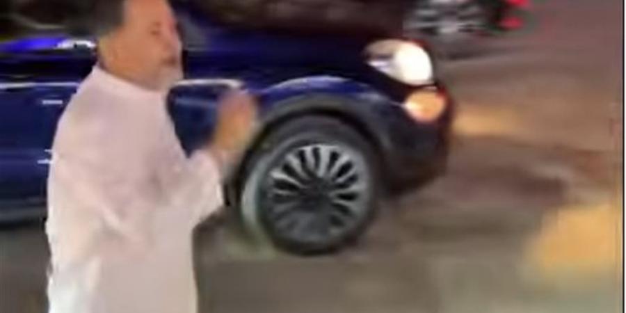 خيري رمضان يقدم واجب العزاء في والد الإعلامية دينا رامز (فيديو)