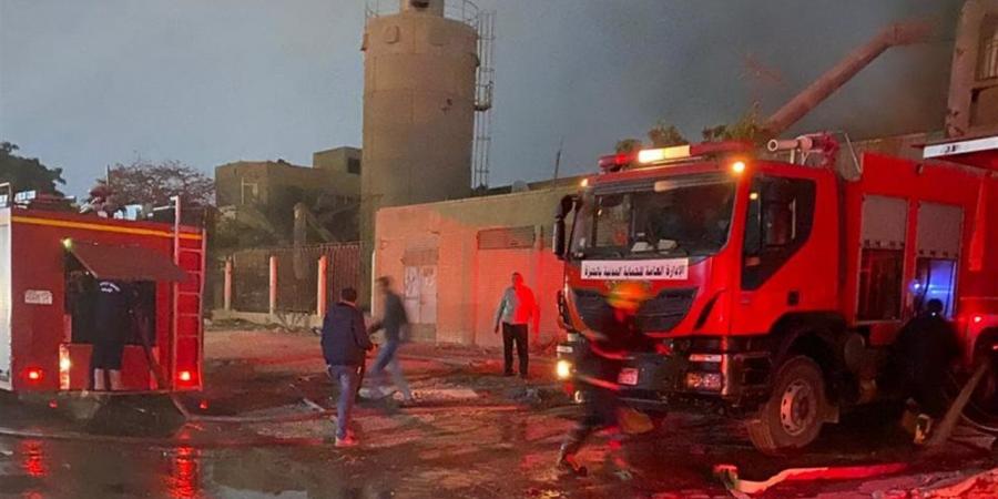 استمرار عمليات تبريد حريق مصنع أخشاب بالمرج.. والنيابة تحقق في الأسباب