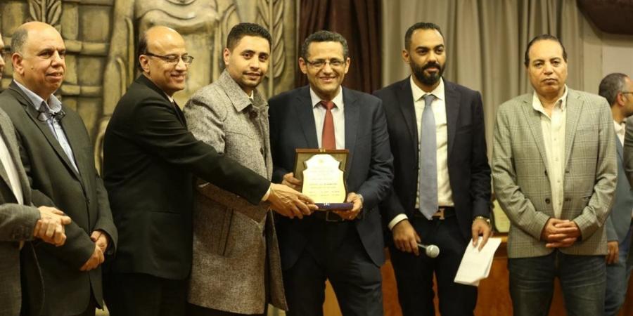 "الصحفيين" تكرم الزميل عماد سليمان مدير تحرير الدستور لحصوله على درجة الماجستير