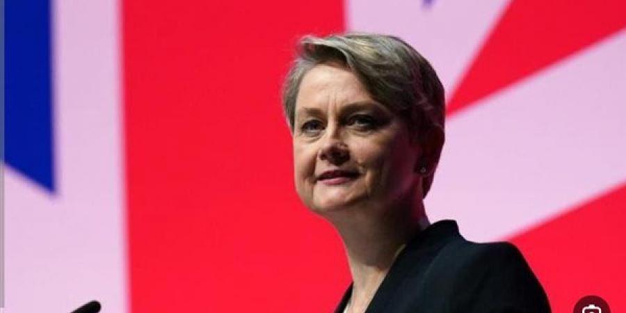 وزيرة خارجية بريطانيا: نبحث مع شركائنا حلًا دبلوماسيًا عاجلًا لفتح مضيق هرمز بالكامل