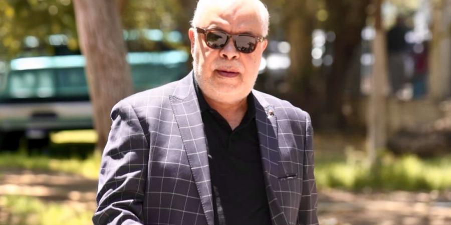 أشرف زكي يساند منة شلبي في جنازة والدها