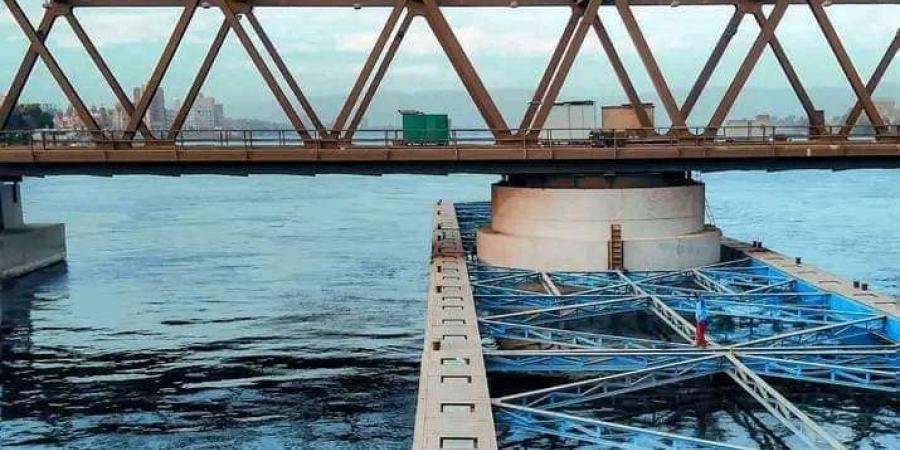 كوبريا دندرة يهددان الملاحة النهرية في قـــنا