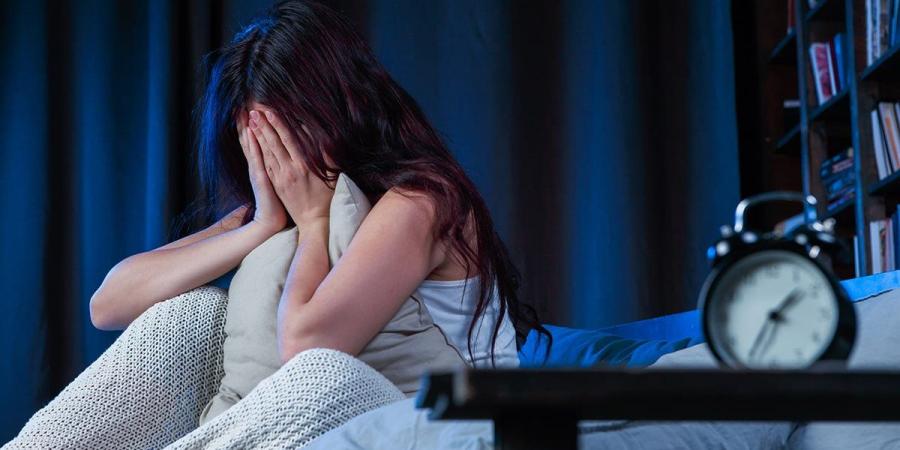 لماذا تعاني النساء من اضطرابات النوم أكثر من الرجال؟