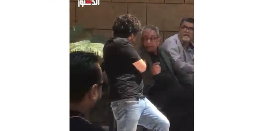 بطلة أفلامه.. المخرج يسرى نصر الله يشارك فى جنازة والد الفنانة منة شلبى (فيديو)