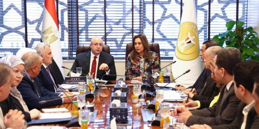 منال عوض تتابع الموقف التنفيذي لخطة إعادة التوازن البيئي ببحيرة قارون