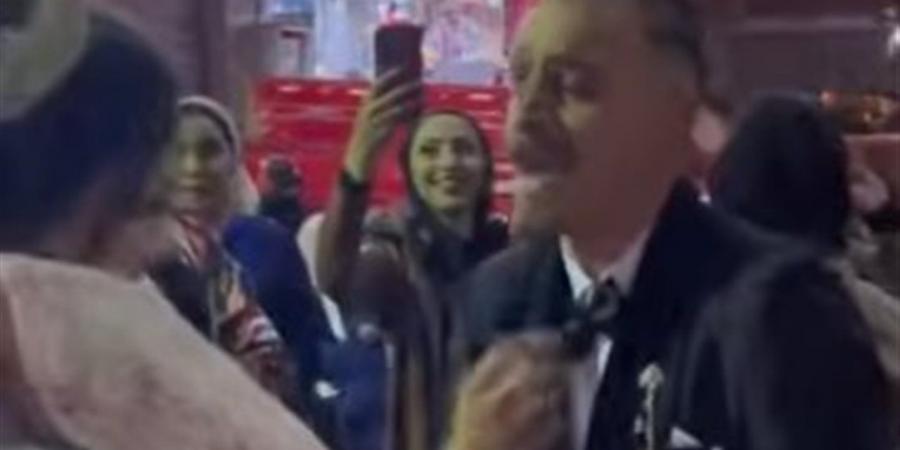غنالها في وسط الحارة.. شاب يفاجئ عروسته بوصلة غناء رومانسية (فيديو)