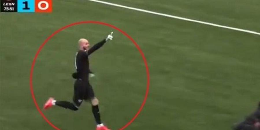 هدف من 100 متر ولقطة إنسانية مؤثرة.. حارس روسي يخطف الأنظار ويحتفل مع والدته