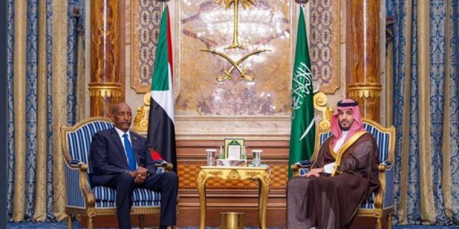 ولي العهد السعودي يلتقي رئيس مجلس السيادة السوداني
