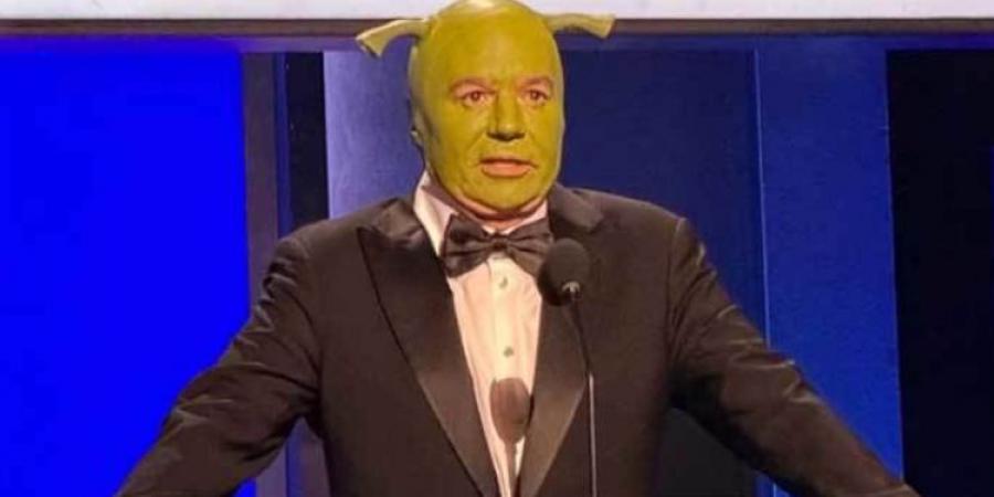 مايك مايرز يفاجئ الحضور بإطلالة شريك في تكريم إيدي ميرفي