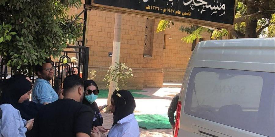 إياد نصار وسيد رجب ومحمود سعد أول الحاضرين في جنازة والد منة شلبي (فيديو)