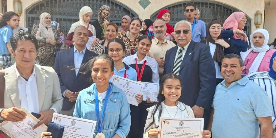تكريم المتفوقين والفائزين بمسابقة لمحات من الهند بمدارس البحر الأحمر