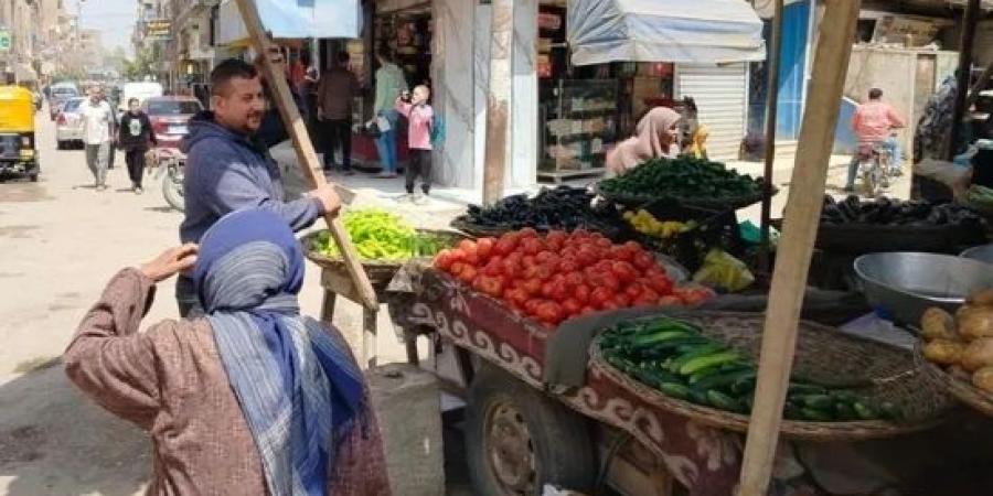 انتشار عشوائي للباعة الجائلين يعطل الطرق ويثير شكاوى أهالي الشرقية